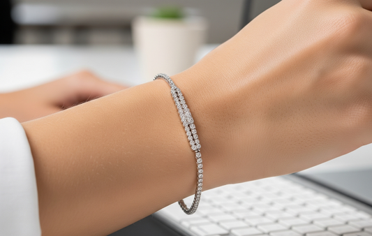 Una foto che cattura l'essenza del bracciale tennis: un dettaglio elegante al polso, magari in un contesto lifestyle che ne suggerisce la versatilità