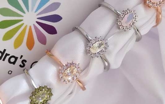 Assortimento di anelli Micro Kate in argento sterling con pietre colorate su sfondo raffinato.