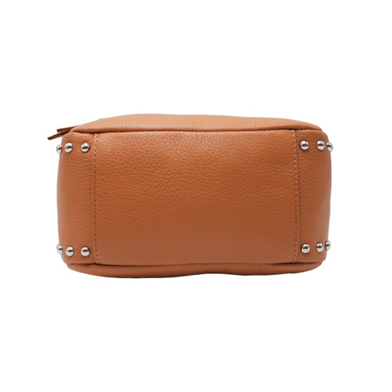 Borsa in pelle marrone con borchie metalliche sulla base.