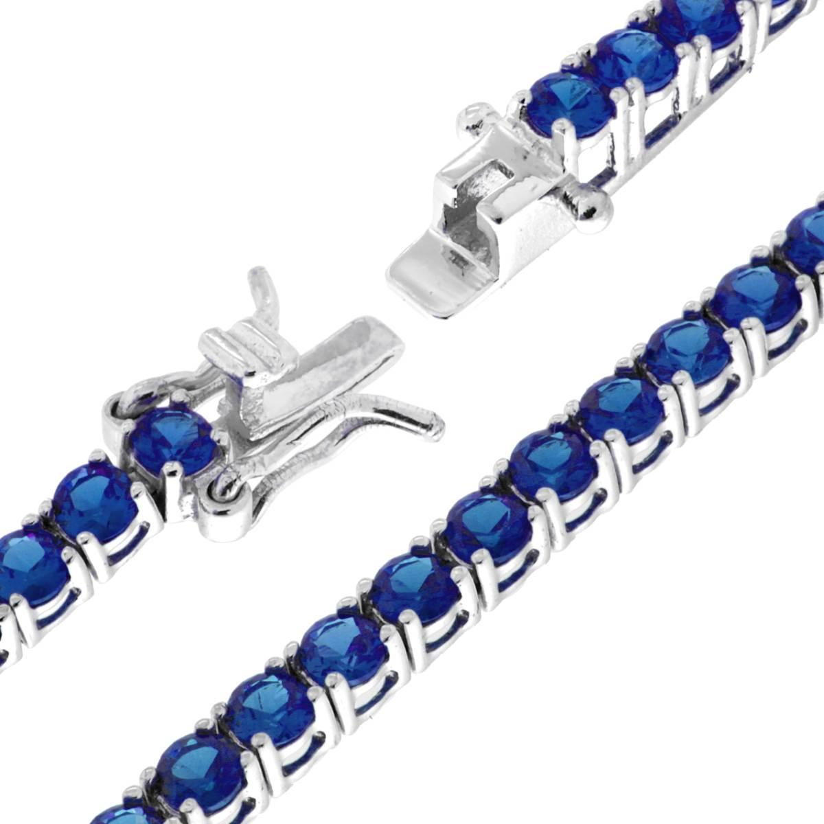 Braccialetto a tennis con pietre blu e chiusura in metallo, su sfondo bianco.