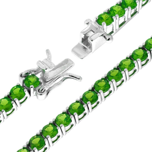 Braccialetto a tennis in argento con pietre di peridoto verde, chiusura a scatto.