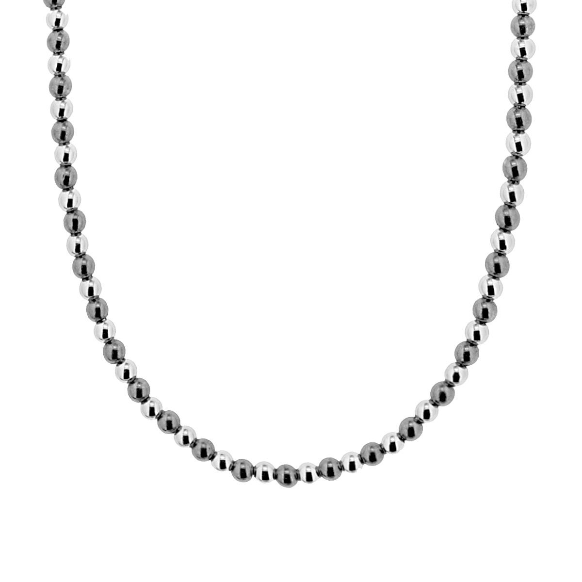 Una collana di perline in metallo. Le perline si alternano tra lucide e opache.