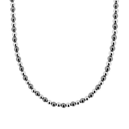 Una collana di perline in metallo. Le perline si alternano tra lucide e opache.