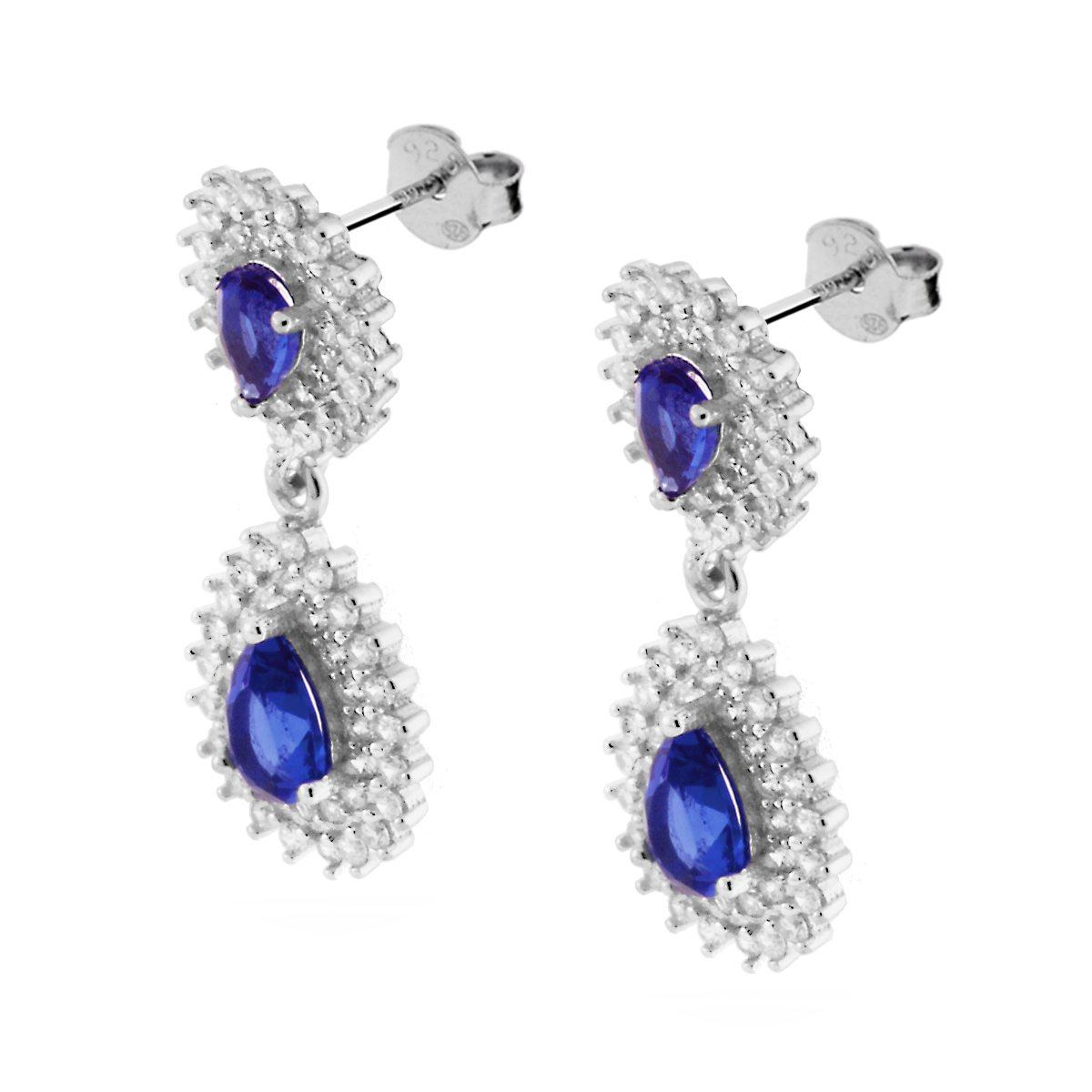 Orecchini a pendente in oro bianco con zaffiri blu a goccia e pavé di diamanti.