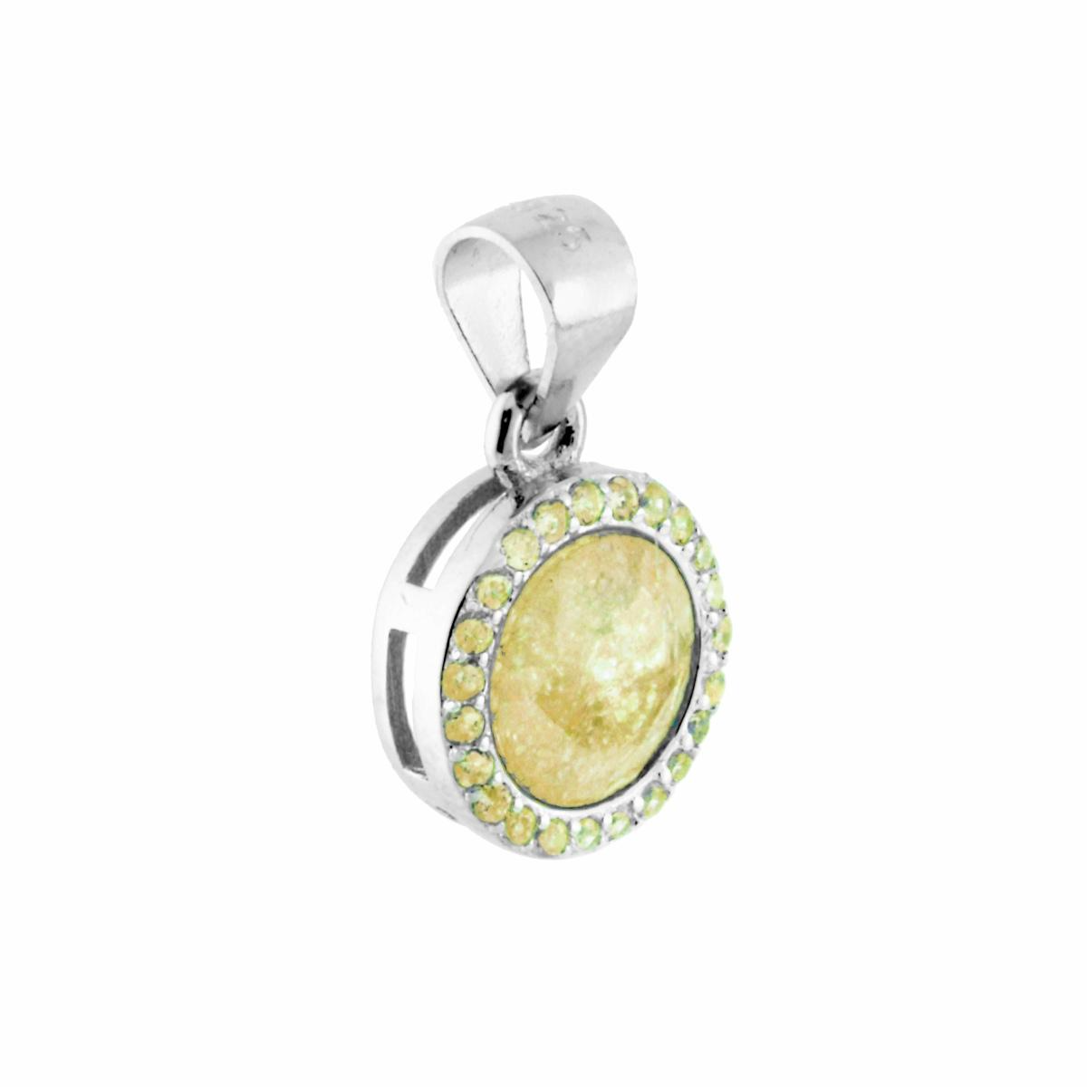 Ciondolo in argento con pietra gialla circolare e piccole gemme gialle incastonate intorno.
