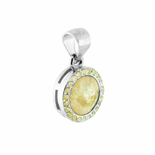 Ciondolo in argento con pietra gialla circolare e piccole gemme gialle incastonate intorno.