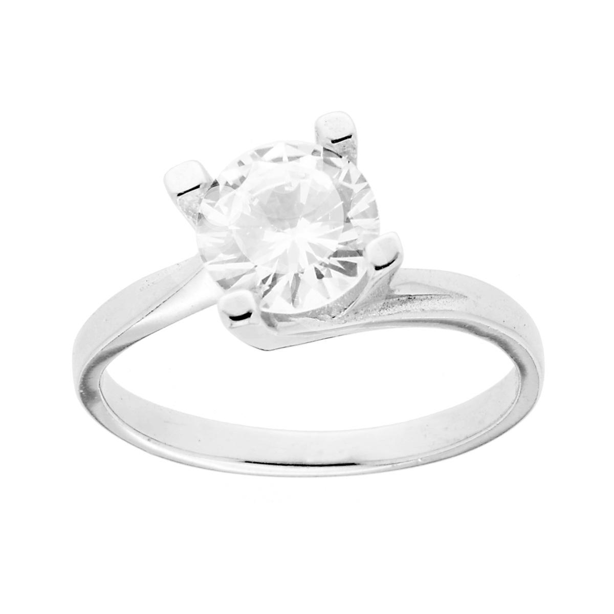 Anello solitario color argento con pietra bianca brillante a taglio rotondo.