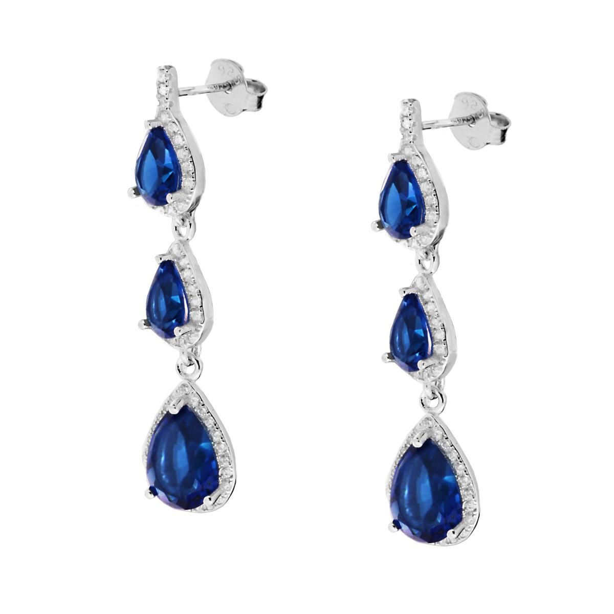 Orecchini pendenti in argento con tre pietre blu a goccia e piccoli zirconi bianchi.