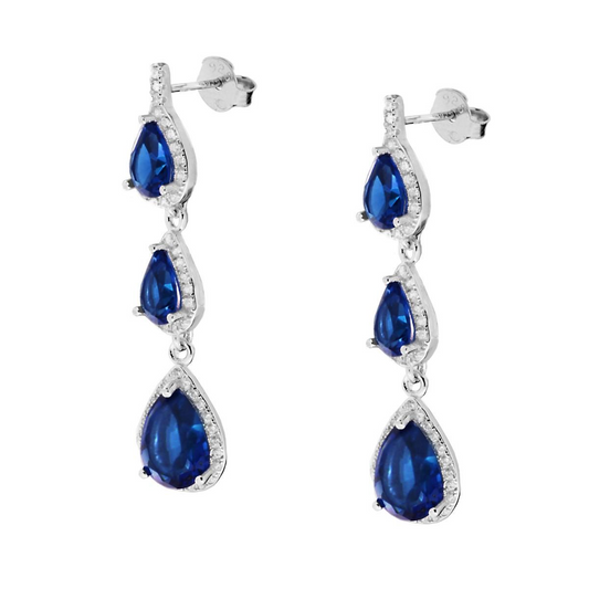 Orecchini pendenti in argento con tre pietre blu a goccia e piccoli zirconi bianchi.