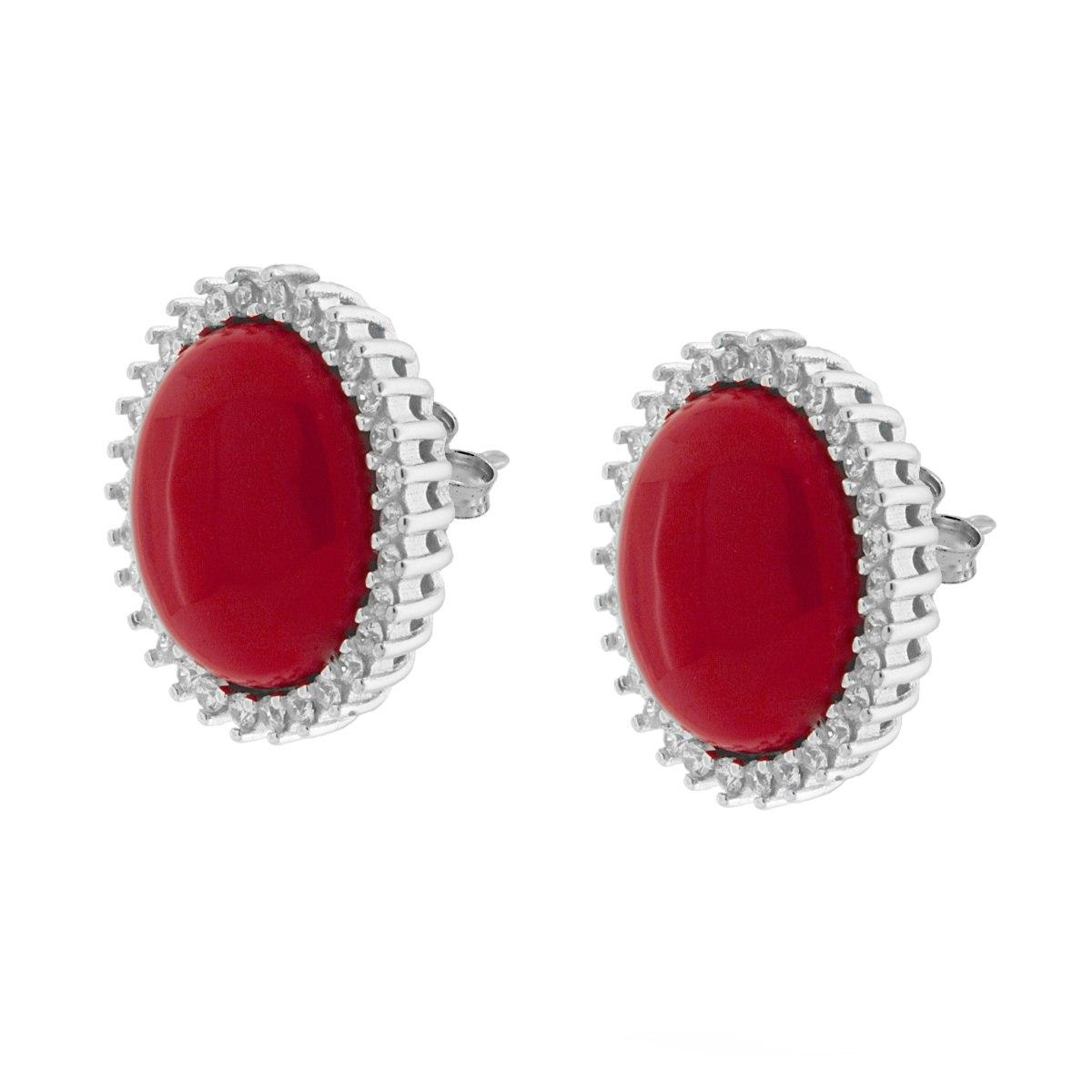 Orecchini a perno con cabochon di corallo rosso circondati da piccoli zirconi incastonati su una montatura in argento.
