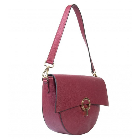 Borsa a tracolla bordeaux con fibbia ad anello dorata e manico abbinato.