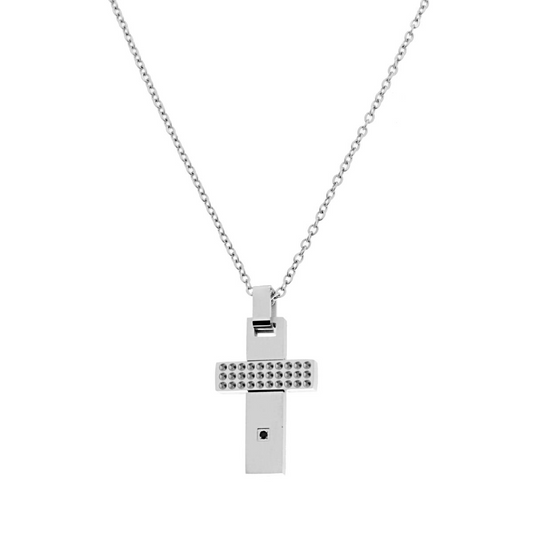 Collana con ciondolo a croce in metallo argentato, decorato con strass e un piccolo diamante nero.