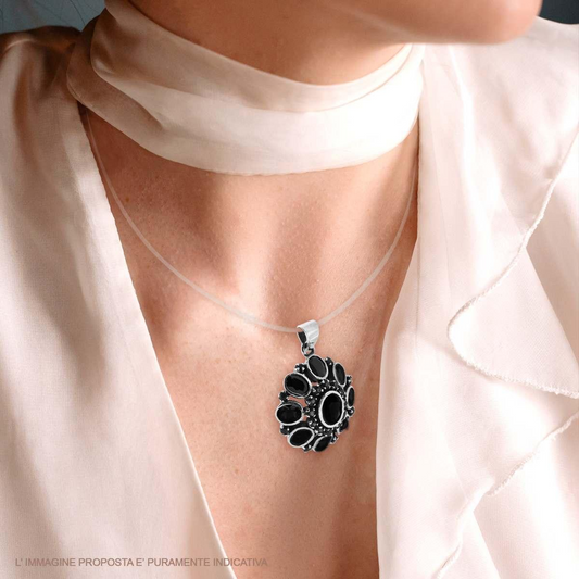Una donna indossa una collana con ciondolo floreale in argento e onice nera.