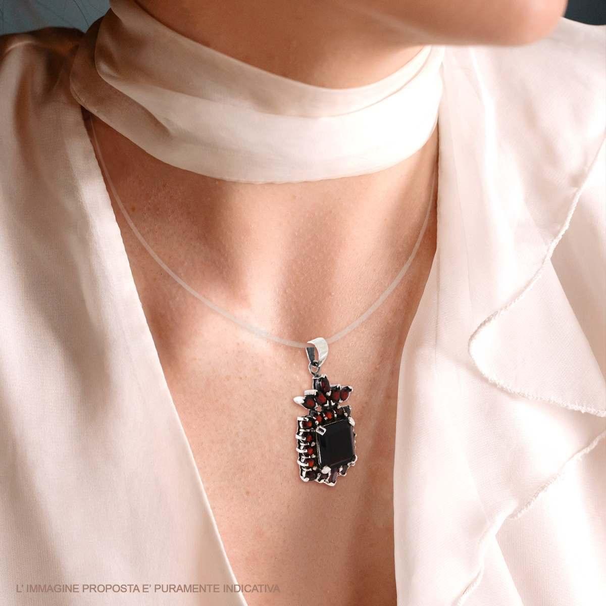 Collana con ciondolo in argento a forma di croce maltese con pietre rosse e al centro una pietra quadrata nera.