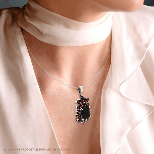 Collana con ciondolo in argento a forma di croce maltese con pietre rosse e al centro una pietra quadrata nera.