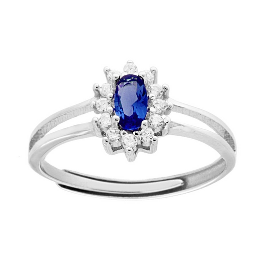 Anello in argento con zaffiro ovale circondato da diamanti.