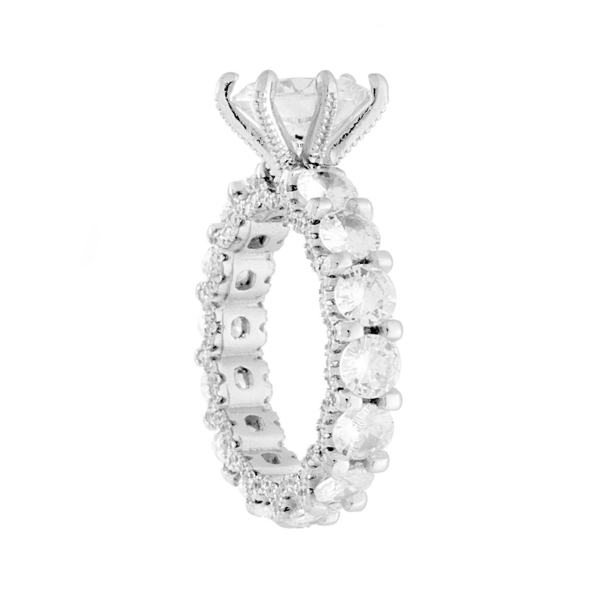 Anello in argento con una grande pietra centrale e una fascia a cerchio con diamanti incastonati.