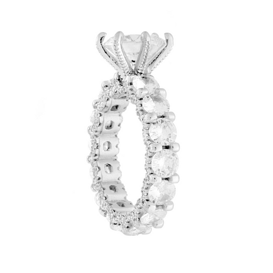 Anello in argento con una grande pietra centrale e una fascia a cerchio con diamanti incastonati.