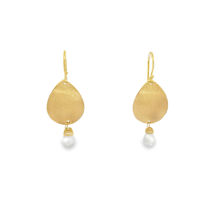 Orecchini pendenti in oro con forma a goccia e una perla bianca avvolta in filo metallico.