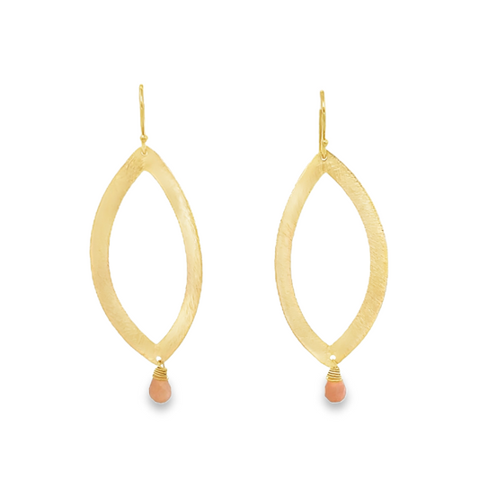 Orecchini pendenti in oro con forma a goccia allungata e una piccola gemma rosa avvolta in filo dorato.