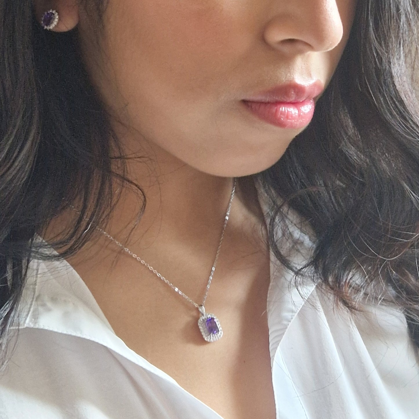 Donna con collana e orecchini d'argento con ametista.