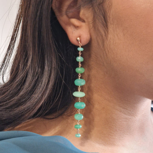Orecchini pendenti con pietre di crisoprasio verde, lunghi e sottili.