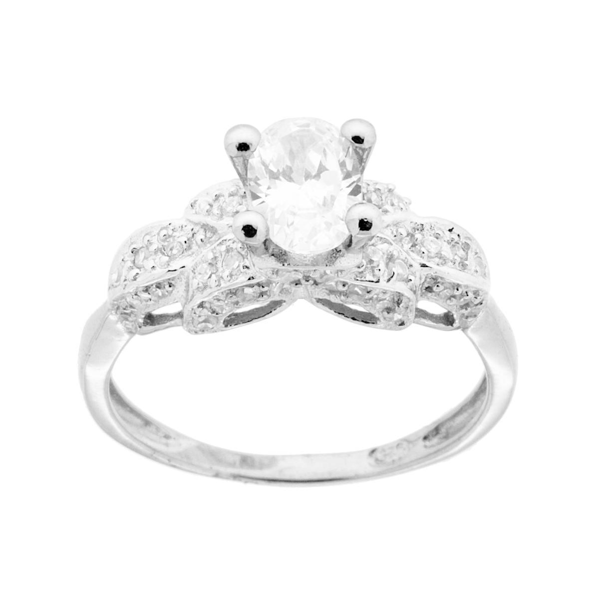Anello in argento con un'unica pietra ovale centrale e piccole pietre incastonate su un motivo a farfalla su ciascun lato.