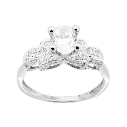 Anello in argento con un'unica pietra ovale centrale e piccole pietre incastonate su un motivo a farfalla su ciascun lato.
