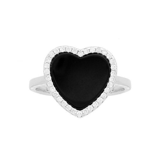 Anello in oro bianco con cuore di onice nera circondato da diamanti.