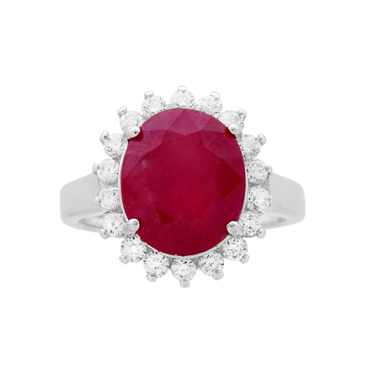 Anello in oro bianco con grande rubino ovale centrale e diamanti a contorno.