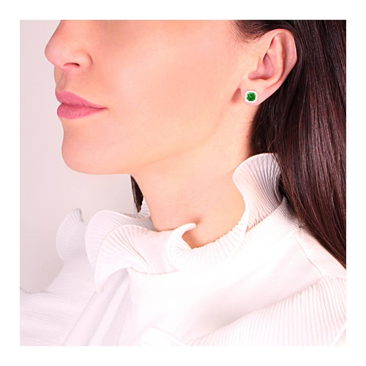 Orecchini con smeraldo verde e diamanti indossati da una donna.