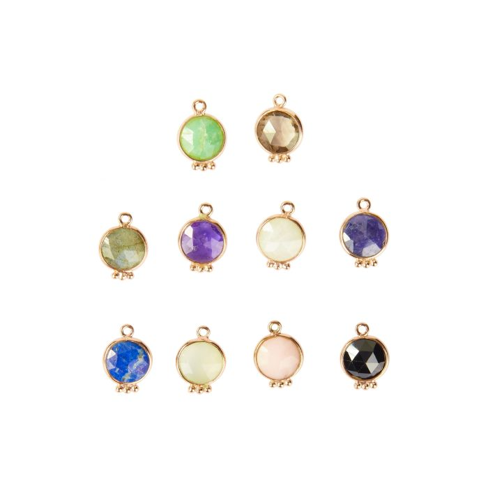 Ciondoli rotondi in oro con diverse pietre semipreziose: labradorite, ametista, calcedonio, lapislazzuli, quarzo e onice.