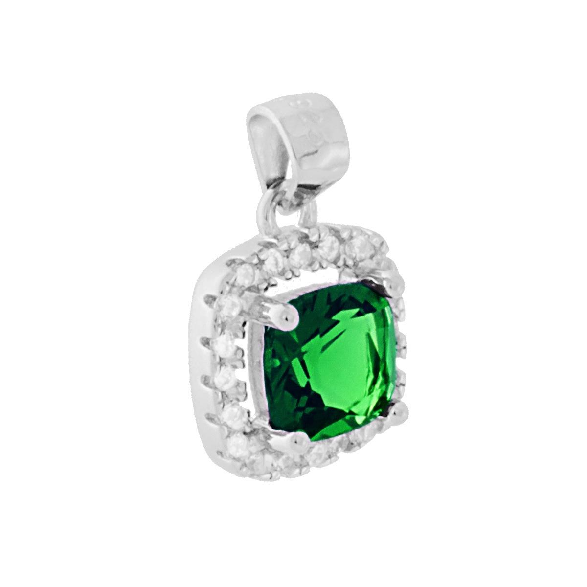 Ciondolo in argento con smeraldo verde a taglio quadrato e diamanti, su sfondo bianco.