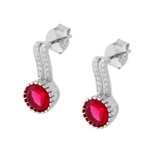 Orecchini a perno in argento con pendente a forma di chiave di violino, decorati con pavé di zirconi bianchi e un rubino rosso.
