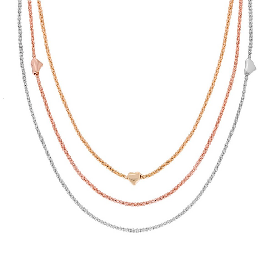 Collana a tre fili in oro, oro rosa e argento, con ciondoli a cuore.