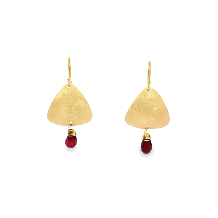 Orecchini pendenti in oro con forma triangolare e una perla rossa a goccia avvolta in filo dorato.