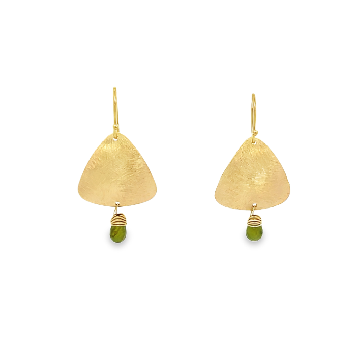 Orecchini pendenti in oro con forma a goccia e perla bianca.