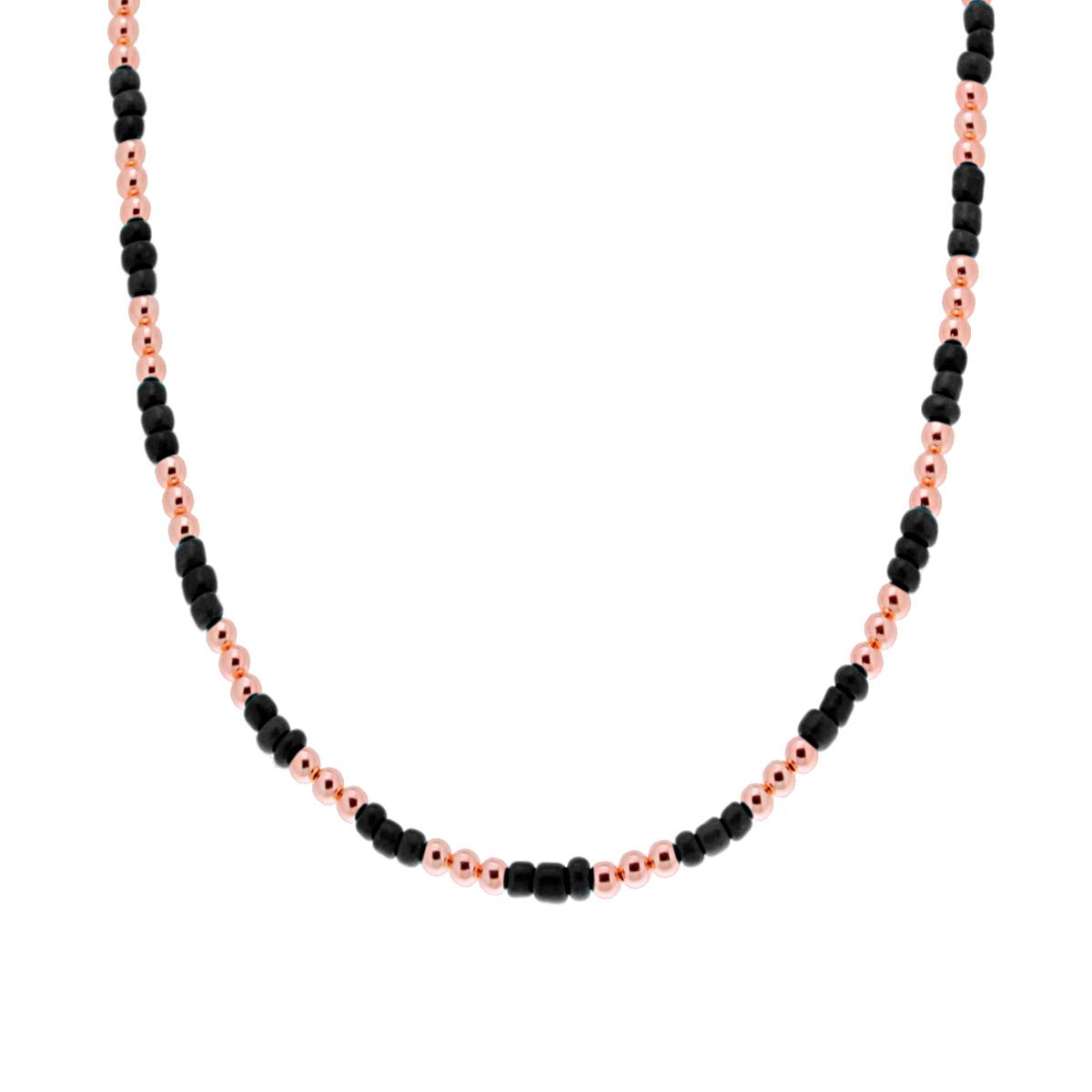 Collana con perline alternate nere e rosa metallizzato.