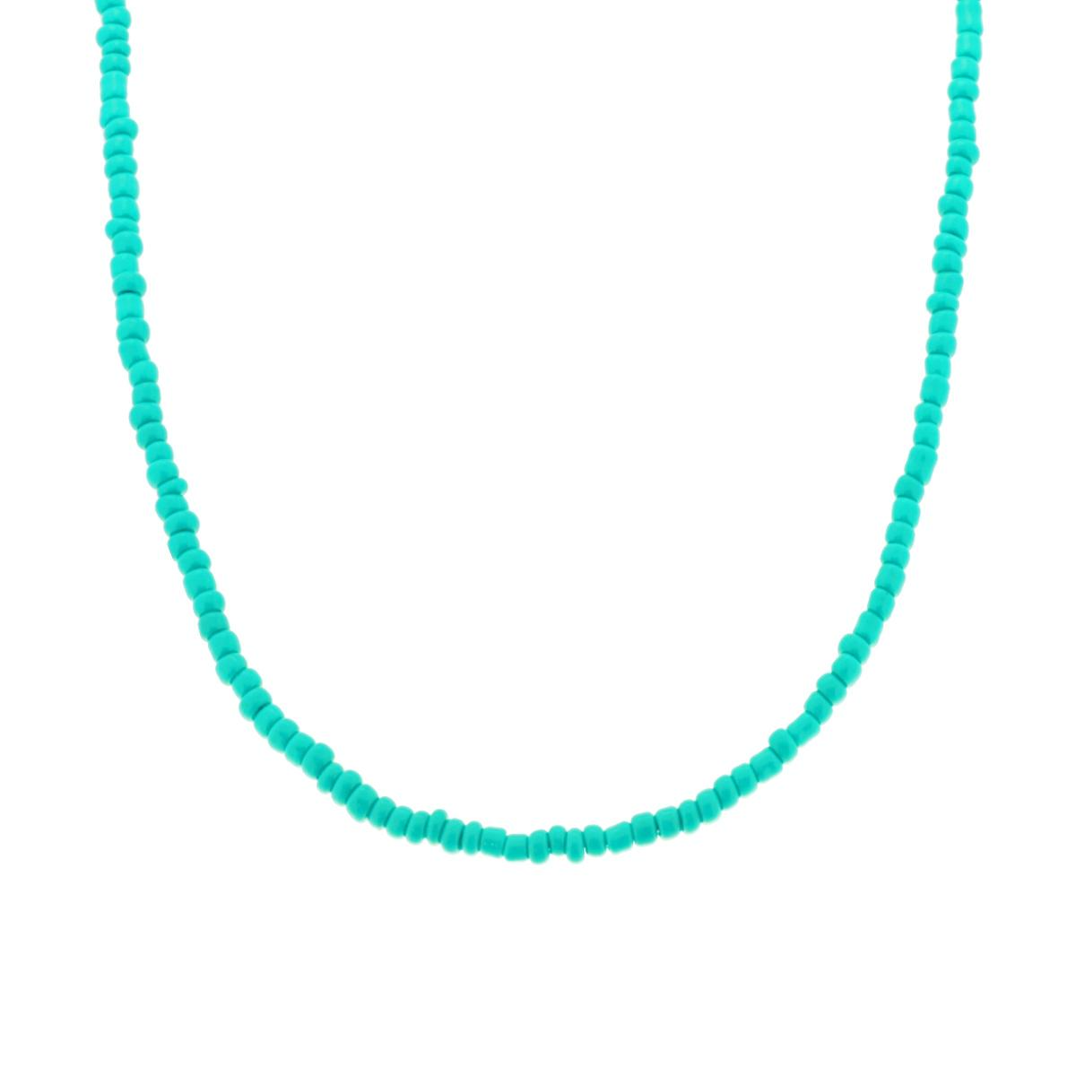 Collana girocollo con perline turchesi, su sfondo bianco.