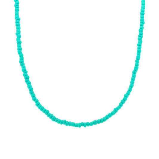 Collana girocollo con perline turchesi, su sfondo bianco.