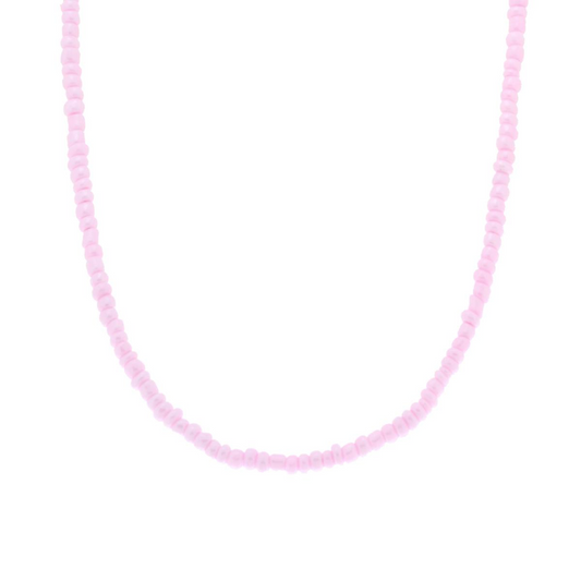 Collana di perline rosa pallido su sfondo bianco.