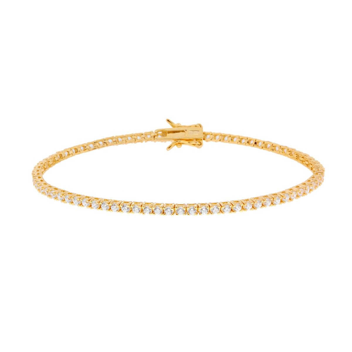 Bracciale tennis in oro con diamanti su sfondo bianco.