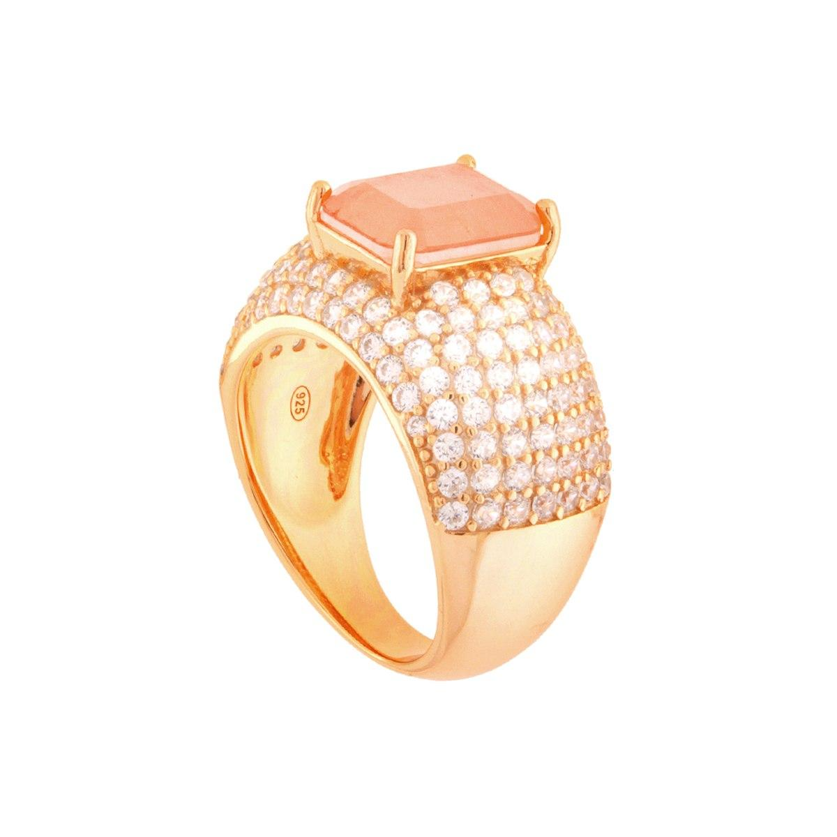Anello in oro con gemma rosa rettangolare e fascia a cupola tempestata di zirconi.