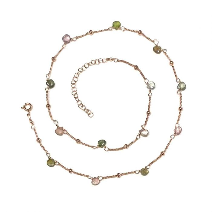 Collana in oro rosa con piccole pietre colorate a intervalli regolari.