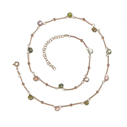 Collana in oro rosa con piccole pietre colorate a intervalli regolari.
