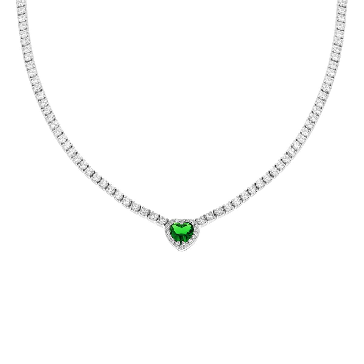 2b Gioielli Collana Tennis Heart: Primo piano di una collana tennis in argento con un vivace pendente a forma di cuore verde smeraldo circondato da scintillanti pietre bianche.