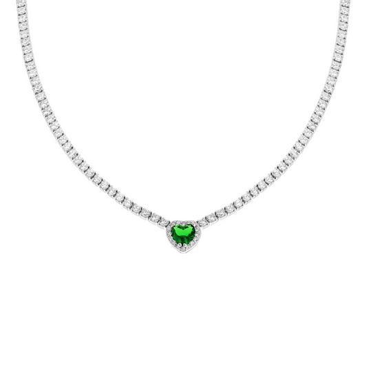 2b Gioielli Collana Tennis Heart: Primo piano di una collana tennis in argento con un vivace pendente a forma di cuore verde smeraldo circondato da scintillanti pietre bianche.