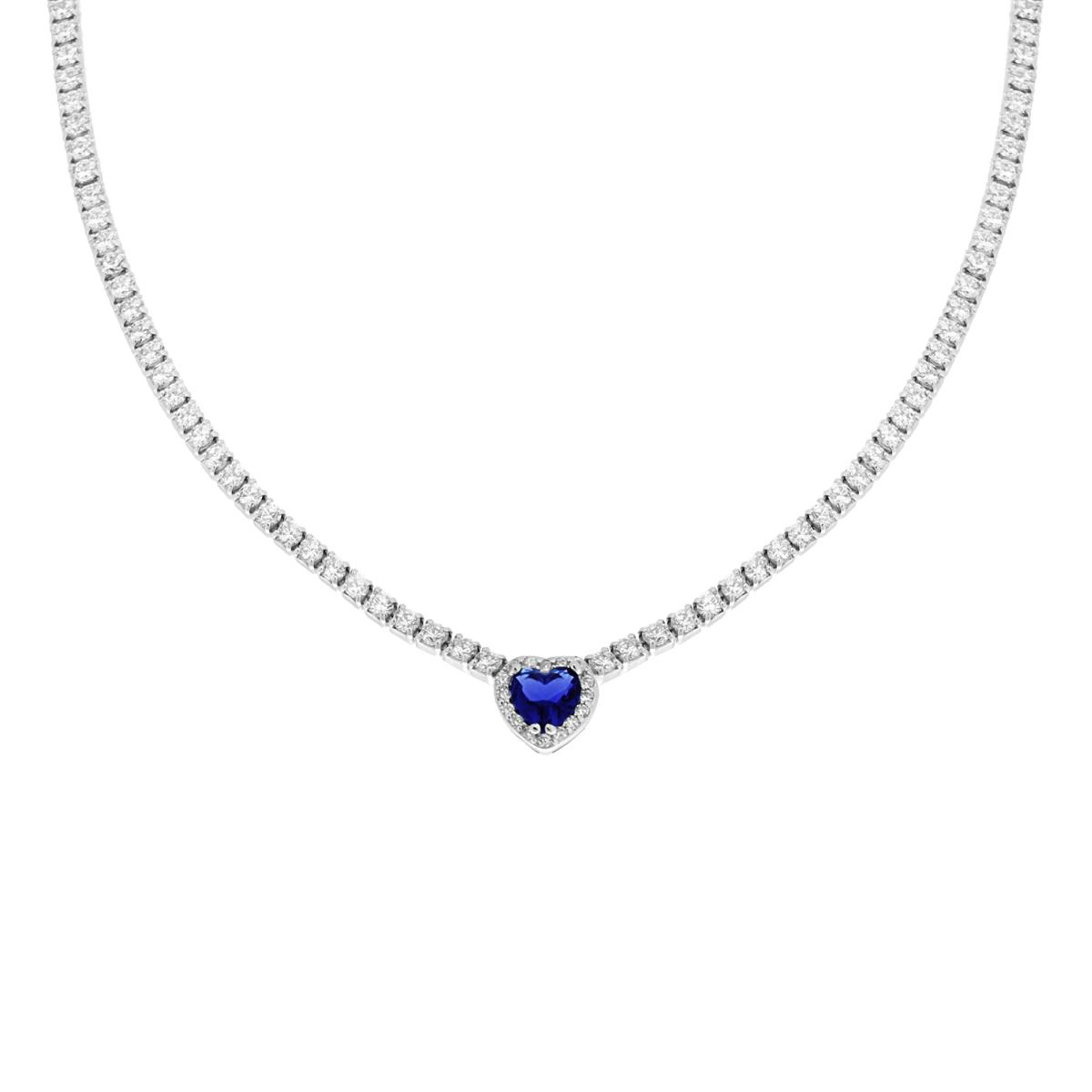 Una delicata collana tennis in argento con uno zaffiro blu centrale a forma di cuore circondato da pietre di zirconia cubica bianca.