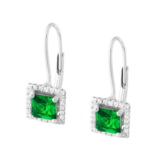 Orecchini pendenti in argento con pietra centrale quadrata verde e bordo di zirconi bianchi.