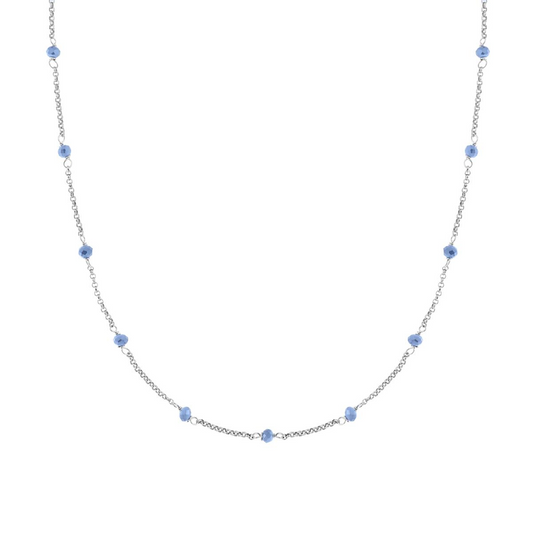Collana in catena d'argento con perline blu distanziate.